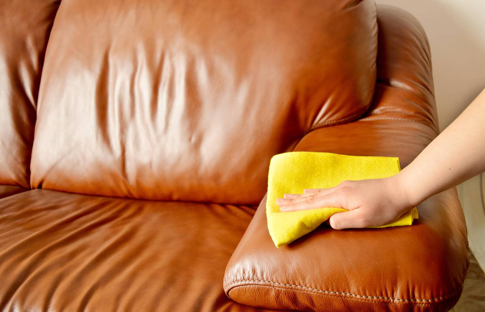Cách vệ sinh ghế sofa bằng da tại nhà - Nội thất gỗ óc chó Anh Vũ