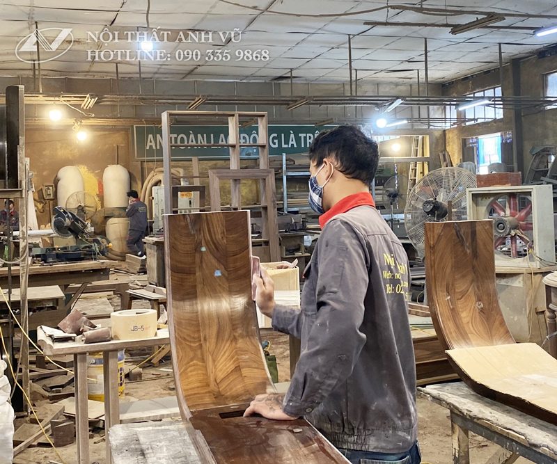 Đằng sau những "kiệt tác" nội thất gỗ óc chó Anh Vũ Đằng sau những "kiệt tác" nội thất gỗ óc chó Anh Vũ