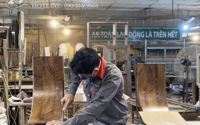 Đằng sau những "kiệt tác" nội thất gỗ óc chó Anh Vũ Đằng sau những "kiệt tác" nội thất gỗ óc chó Anh Vũ