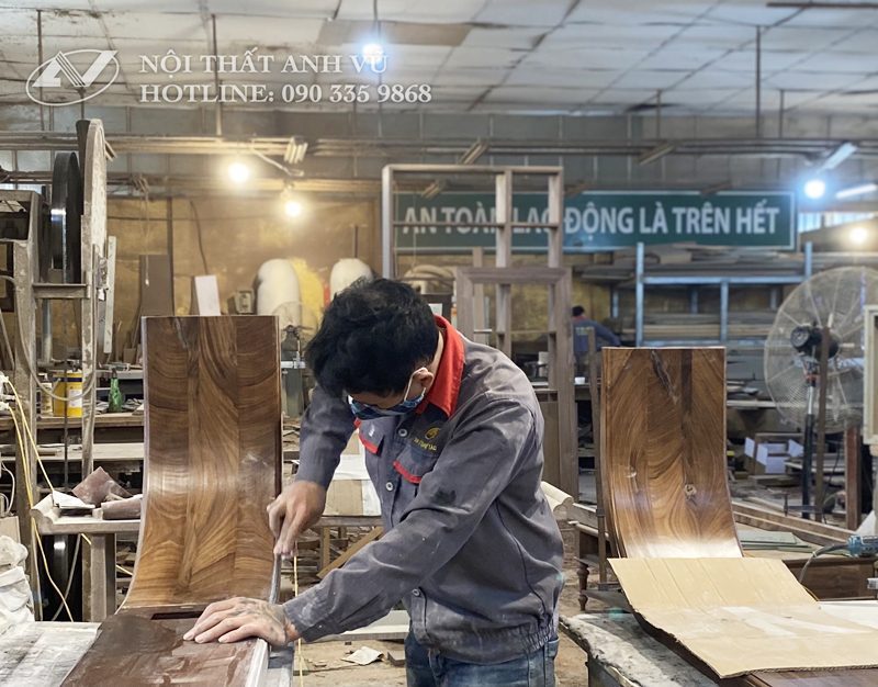 Đằng sau những "kiệt tác" nội thất gỗ óc chó Anh Vũ Đằng sau những "kiệt tác" nội thất gỗ óc chó Anh Vũ