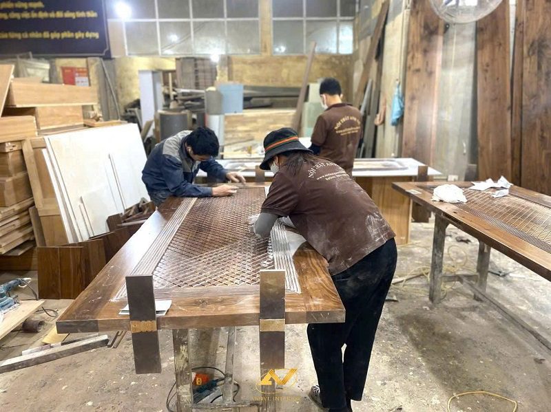 Hoàn thiện các đồ nội thất gỗ tự nhiên tại xưởng